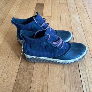 Women’s Sorel duck boots, navy, waterproof. Are sized 7, but fit like size 6!